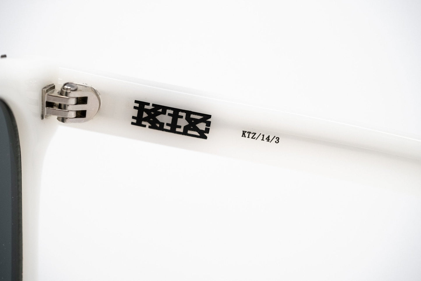 Kokon To Zai Sunglasses D-Frame White and Silver