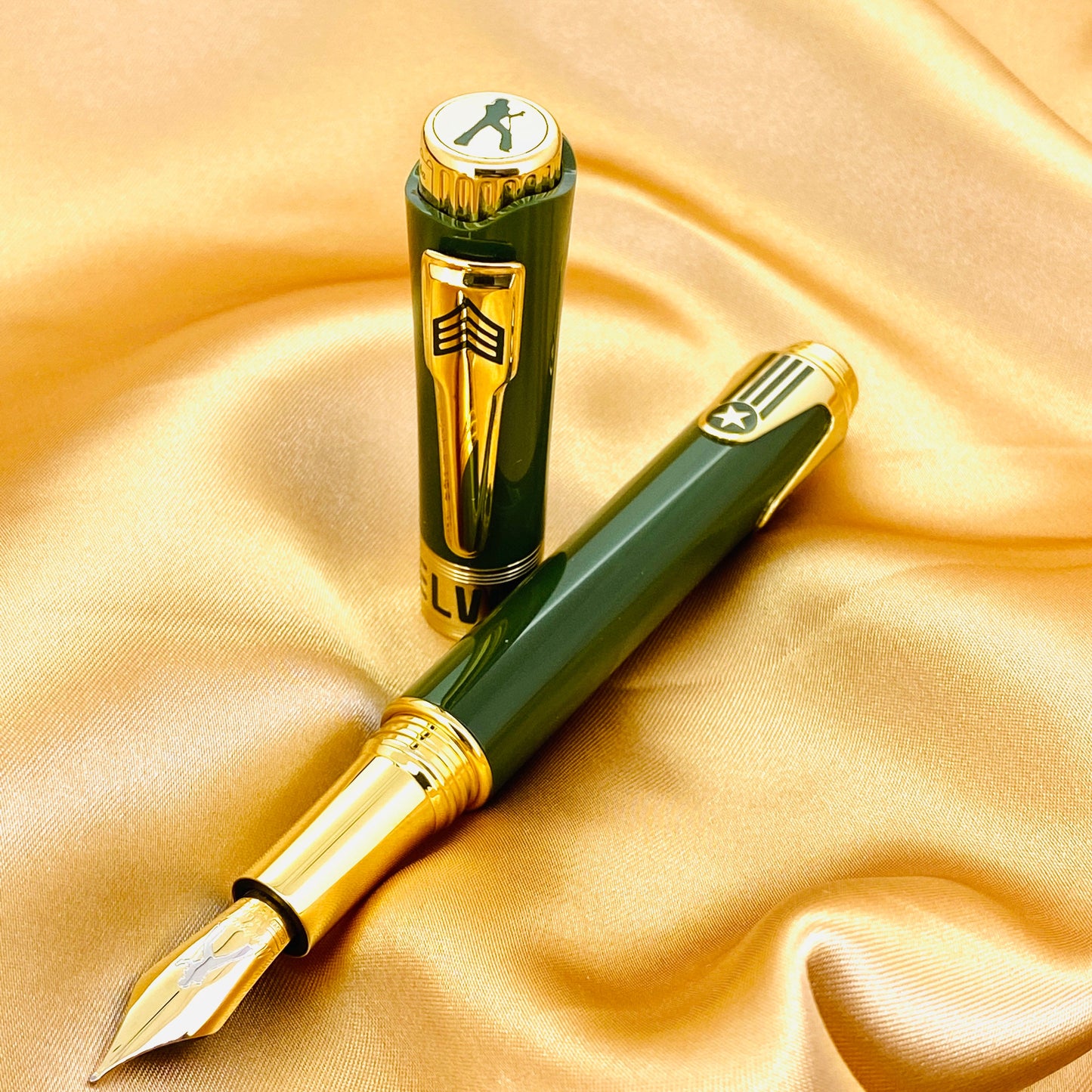 Montegrappa Pen Icons Elvis Presley Fountain Pen Medium Tip Green ISICE3YG