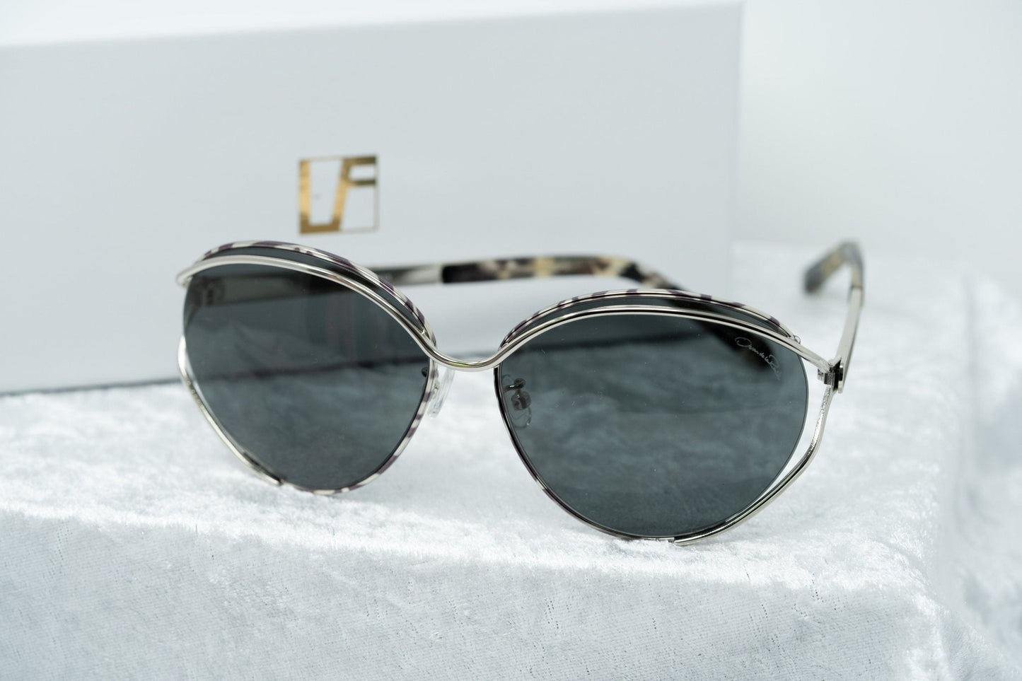 Oscar De La Renta Sunglasses Oval Black White and Grey