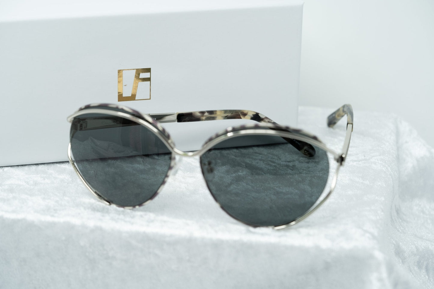 Oscar De La Renta Sunglasses Oval Black White and Grey