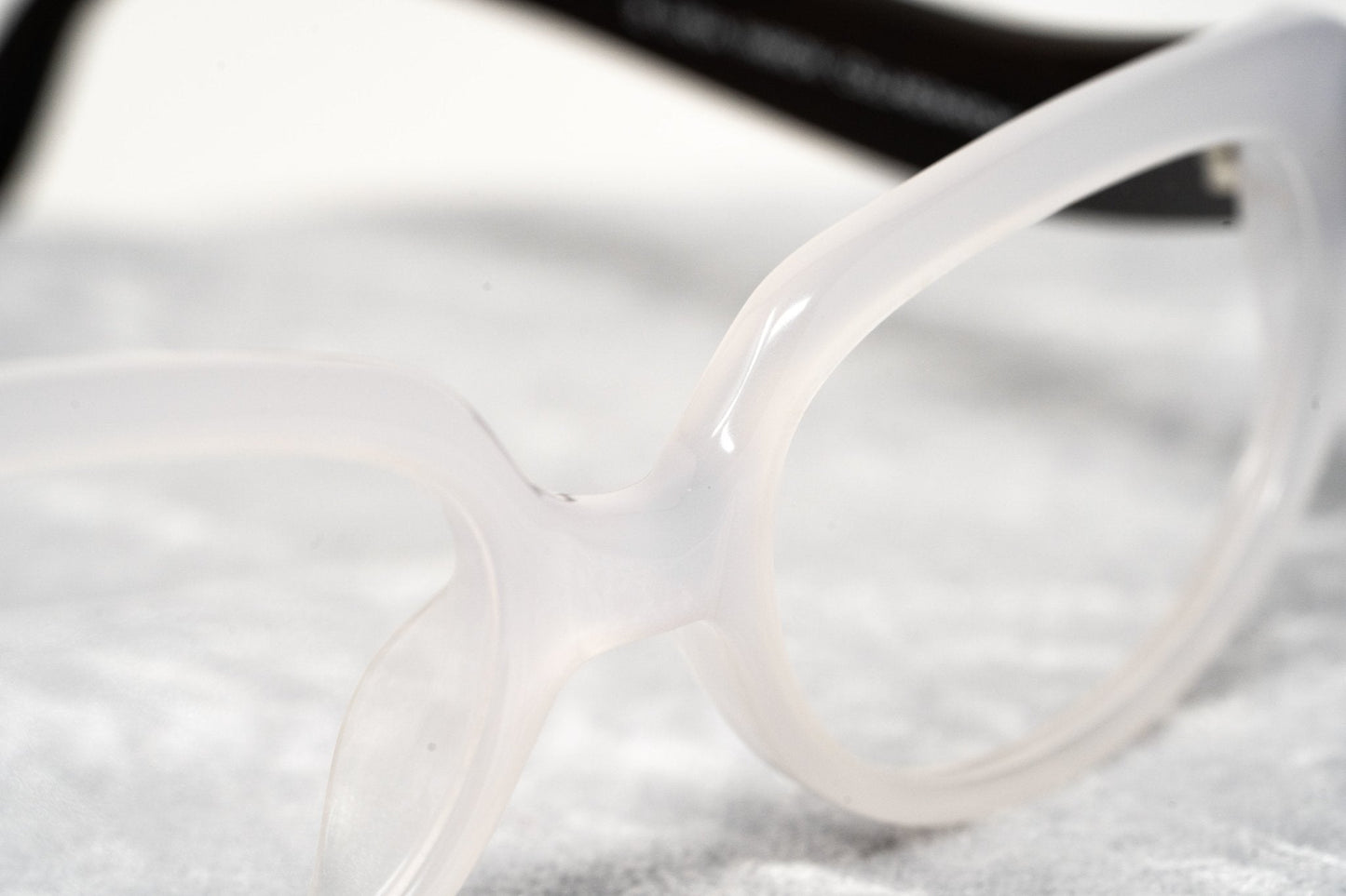Oscar De La Renta Eyeglasses Sandalwood Cat Eye Ivory and Clear